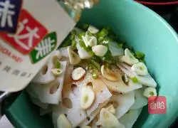 Illustration of how to make cold spicy lotus root slices 4