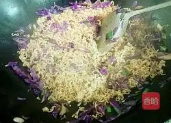 Illustration of how to make purple cabbage fried noodles 7