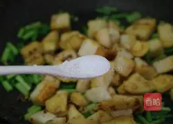 Illustration of how to stir-fry diced steamed buns with garlic moss 6