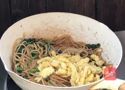 Illustration of how to make fried noodles with eggs 11