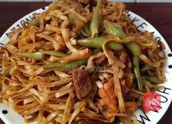 Illustration of how to make steamed braised noodles 8