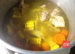 Illustration of how to make corn, yam and chicken soup 5