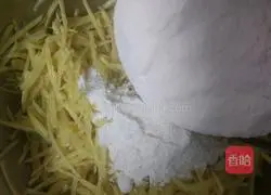 Illustration of how to make potato shredded pancakes 5