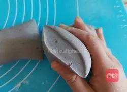 Illustration of how to make handmade black sesame steamed buns 7