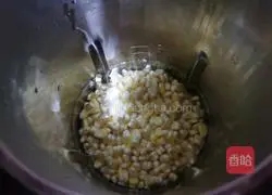 Illustration of how to make sweet corn juice 3 