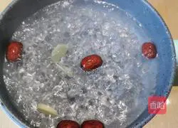 Illustration of how to make ginger, date, corn and mushroom soup 3