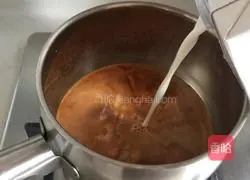 Illustration of how to make the popular model #鸳鸯 Pearl Milk Tea# 2