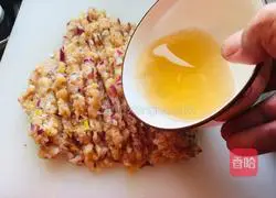 Illustration of how to make chicken wontons in clear soup 3