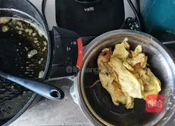 Illustration of how to make fried instant noodles with meat skewers 5