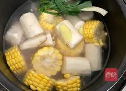 Illustration of how to stew chicken with corn, yam and yam 3