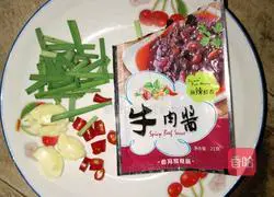 Illustration of how to make cold scissor noodles 4