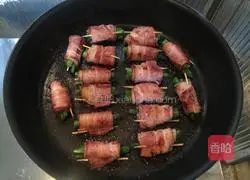 Illustration of how to make bacon and asparagus rolls 10