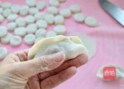 Illustration of how to make pork and pickled cabbage dumplings 10