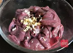 Saute green onions Illustration of how to make pork liver 6