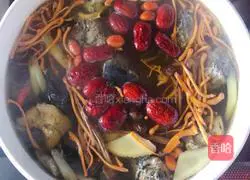 Illustration of how to cook black-bone chicken with cordyceps, tea tree mushrooms, and chestnuts 5