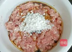 Illustration of how to make pork and corn dumplings 2