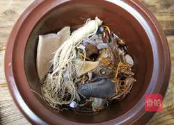 Illustration of how to make ginseng, cordyceps, snail, carrot and black-bone chicken soup 7