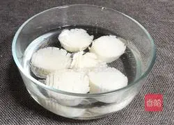 Recipe for making chrysanthemum and radish meatball soup 2