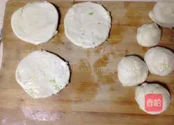 Illustration of how to make scallion pancakes (leaf dough) 12