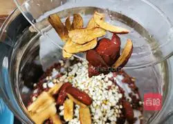 Illustration of how to make red dates and red bean barley soup 7