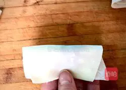 Illustration of how to make beef stuffed wontons 3