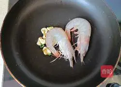 Illustration of how to make prawn and mushroom soup 4