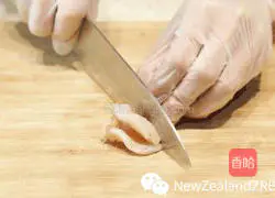 Illustration of how to make New Zealand fish maw tube bone, soybean and bitter melon soup 2