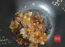 Illustration of how to make peach gum, tremella and lotus seed soup 4