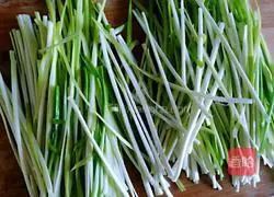 Illustration of how to make mutton and leek dumplings 4