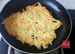 Illustration of how to make shredded potato pancakes 5