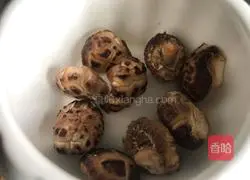 Illustration of how to make mushroom and lean meat soup 2