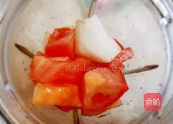 Illustration of how to make tomato and pear juice (detoxification and beauty) 6