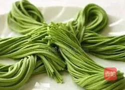 Illustration of how to make spinach raw noodles 8