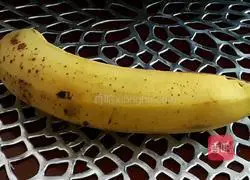 Illustration of how to make banana milkshake 1