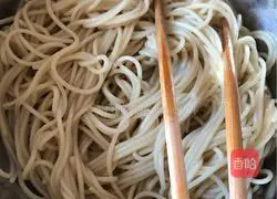 Illustration of how to make hot dry noodles 9