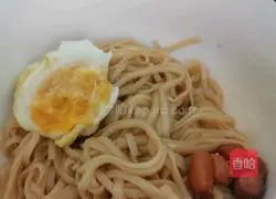 Illustration of how to make egg and scallion noodles 8