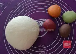 Illustration of how to make flower buns 3