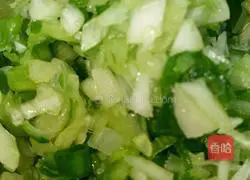 Illustration of how to make wontons stuffed with pork, fungus and mushrooms 4