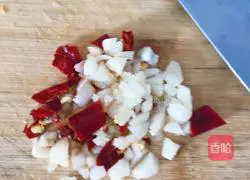 Illustration of how to pat cucumbers 7