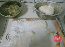 Illustration of how to make pork, cabbage, water and scallion buns 2