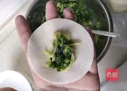 Illustration of how to make leek and potato shredded dumplings 5