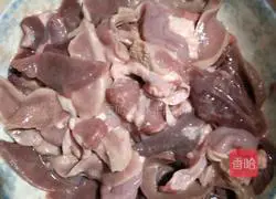 Illustration of how to make pork offal soup 2