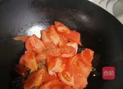 Illustration of how to make tomato fat beef noodles 3