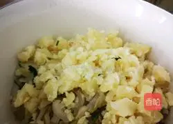 Illustration of how to make potato and pickled cabbage dumplings 4