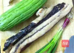 Illustration of how to make fried bitter melon with sausage 1