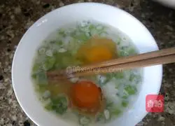 Illustration of how to make egg and scallion pancakes 1