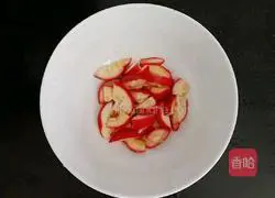 Illustration of how to make apple and hawthorn water (baby food supplement) 2