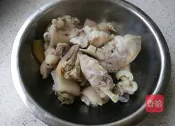 Soybean and pig trotters soup recipe 7