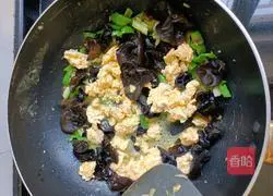Illustration of how to make scrambled eggs with fungus 8