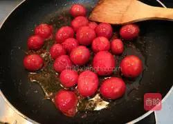 Illustration of how to make fried noodles with small tomatoes 9